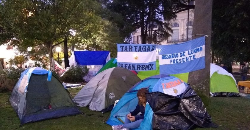 Mientras Urtubey sale de campaña, los docentes salteños siguen de huelga y acampando