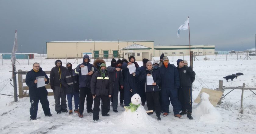 Suman 28 los días de huelga y acampe en rechazo de despidos en la química fueguina Tecnomyl