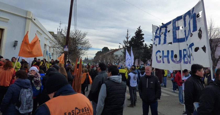 Dictan conciliación obligatoria, pero los docentes chubutenses siguen de huelga