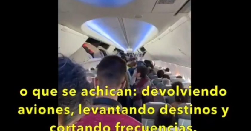 El Gobierno acusa a los pilotos de querer «voltearlo» por leer un mensaje al final de cada vuelo y amenaza con sanciones