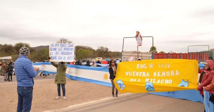Los docentes salteños siguen de paro y cortando rutas y complican la campaña de Urtubey