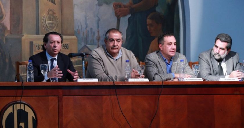 Los gremios pedirán una aumento del 55% del salario mínimo y el Gobierno planea subirlo entre 26 y 30%