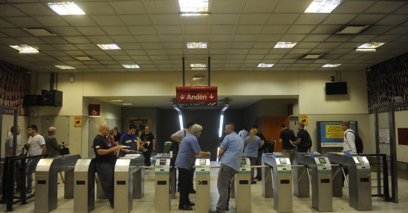 Por la presencia de material cancerígeno en las formaciones, Metrodelegados levantan molinetes