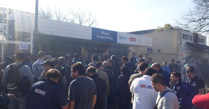 Danone y La Serenísima amagan con su propia reforma laboral y los lecheros le advierten que no pasará