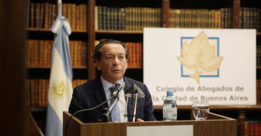 Oficial: los salarios perdieron por casi 20 puntos contra la inflación