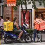 Basado en las experiencias de España y México, la Provincia de Buenos Aires impulsa una ley para mejorar las condiciones laborales de trabajadores de plataformas digitales