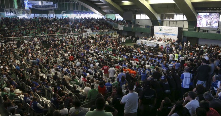 Moyano muestra su poder de fuego contra la reforma laboral
