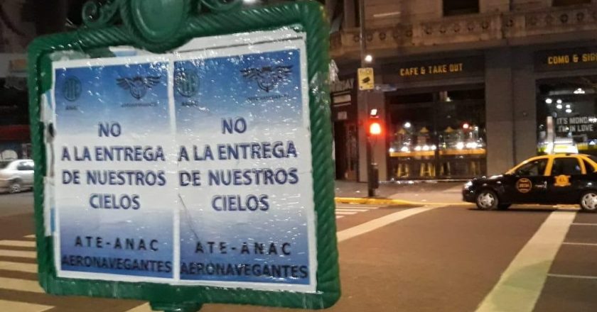 «No a la entrega de nuestros cielos», los afiches que colmaron el centro porteño