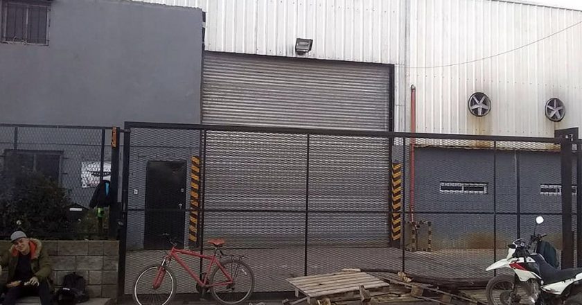 Sin preaviso, cerró la fábrica de baterías Ran Bat y sus operarios la ocupan para que no la vacíen