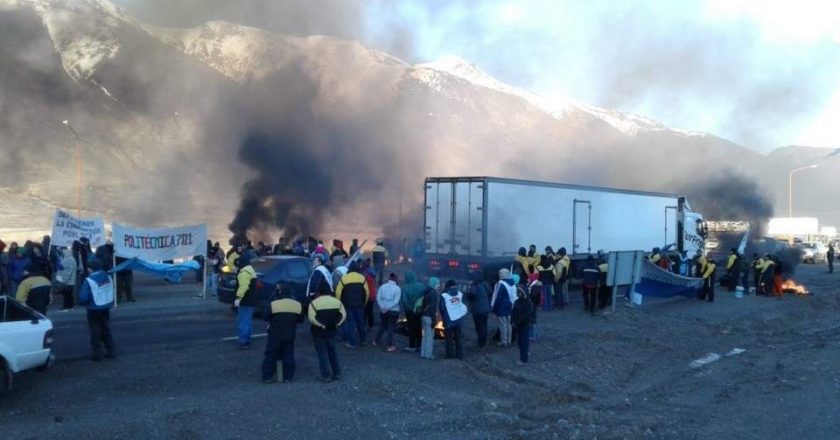 El gobernador del Chubut dijo que por la «volatilidad» no pueden tomar créditos para pagar sueldos