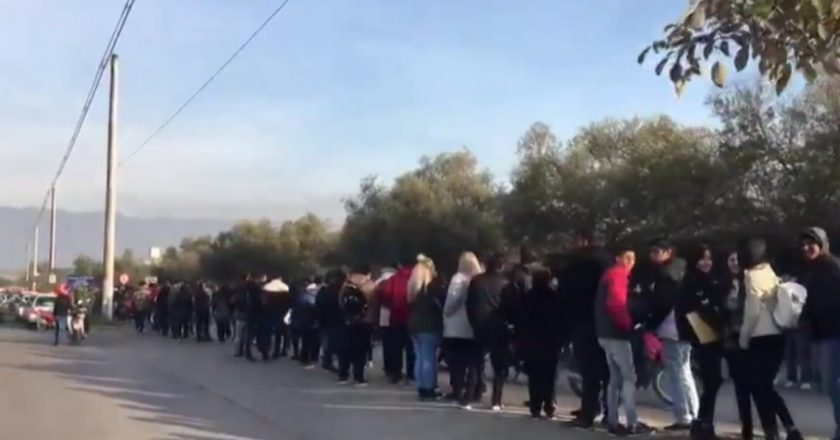 Un supermercado ofreció trabajo y se armó una cola de más de 2 kilómetros