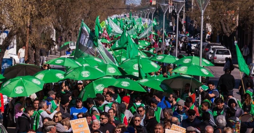Estatales rionegrinos piden cobrar el bono de 5 mil pesos y están al borde del conflicto
