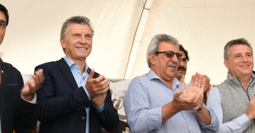 Ayala no abandona a Macri y en medio del caos económico firma 28% para los peones rurales