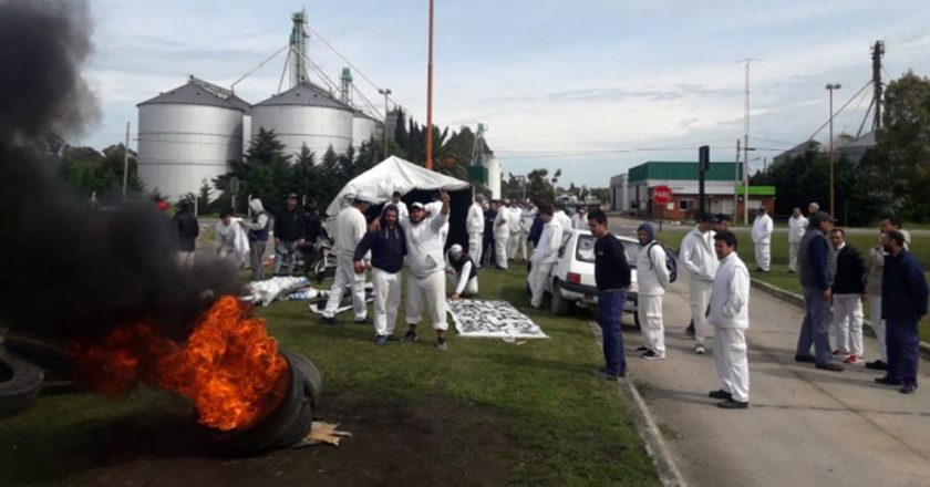 Los 350 trabajadores de Cereales Tres Arroyos denuncian que los abandonaron