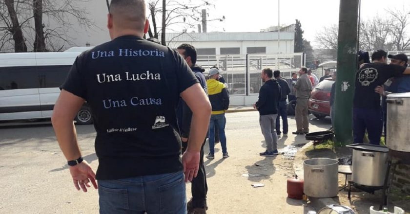 Olla popular en La Serenísima contra el despido de pasantes