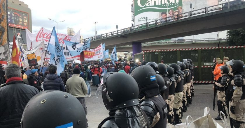 Despedidos buscaron cortar el Puente Pueyrredón y Bullrich usó la «supervalla»