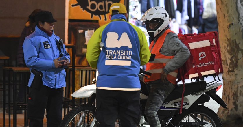 Los repartidores porteños siguen trabajando «camuflados» y esquivando controles