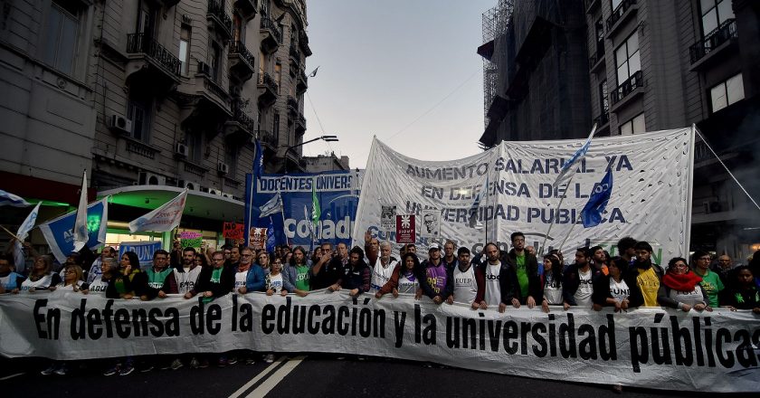 Docentes universitarios denuncian que fueron «discriminados» del bono de 5 mil pesos y preparan protestas