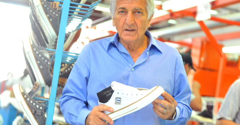 El dueño de John Foos prometió comprar Alpargatas sólo si Macri se va: «Hacen lo imposible para destruir la industria»