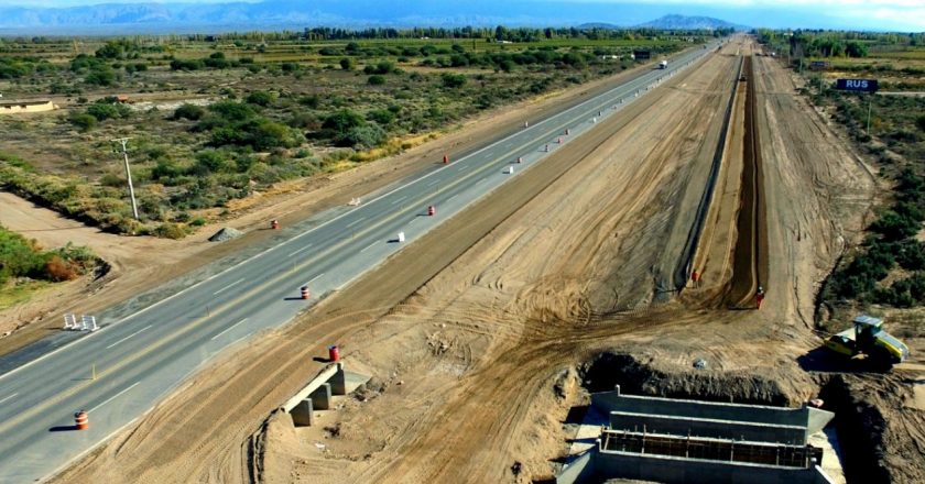 El Gobierno paró la obra y despidieron por teléfono a 50 obreros de la construcción