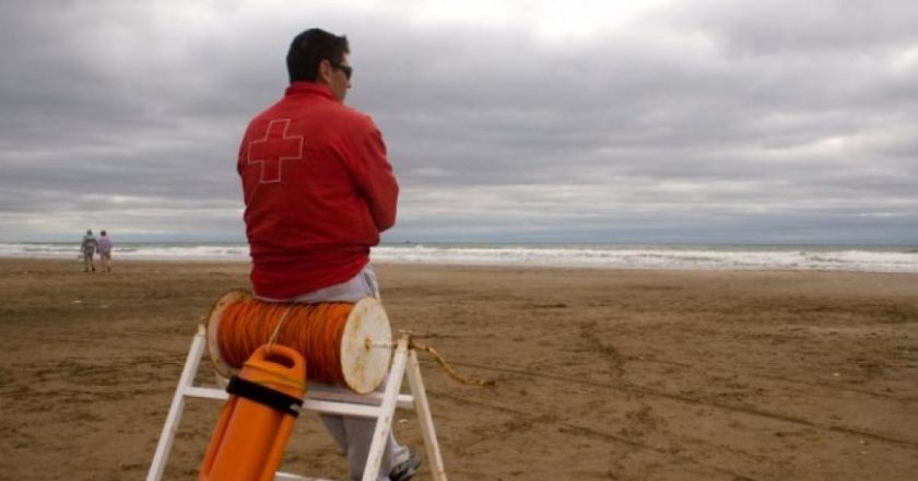 Guardavidas marplatenses piden negociar paritarias antes de la temporada