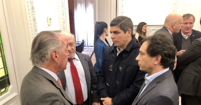 En plena retirada, llueven las denuncias contra Aparicio y ya se habla de bolsas de dinero