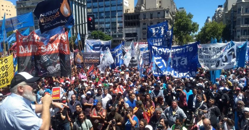 Otra jornada caliente con las organizaciones sociales en la calle
