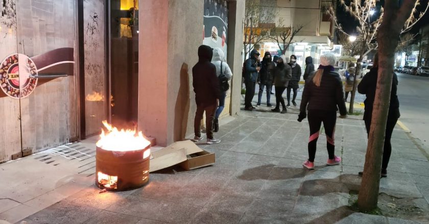 Despidos masivos y acampe en una franquicia de Zawar en Río Negro