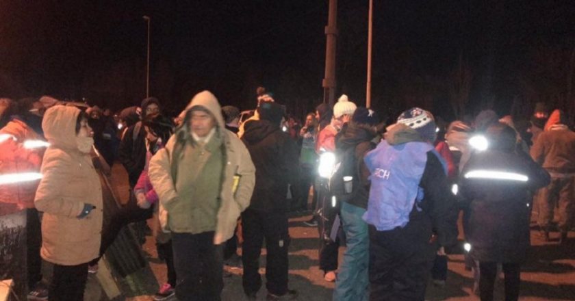 Pobres contra pobres: petroleros golpearon a docentes que cortaban el acceso a los yacimientos en Chubut