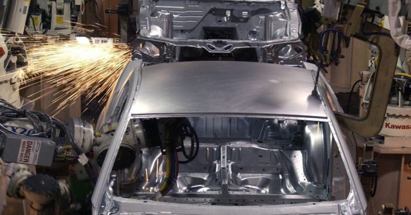 Automotrices suspenden producción, recortan jornadas y adelantan vacaciones