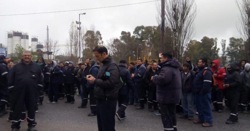 Nueva protesta por 200 despidos y deudas salariales en una contratista de YPF en Ensenada