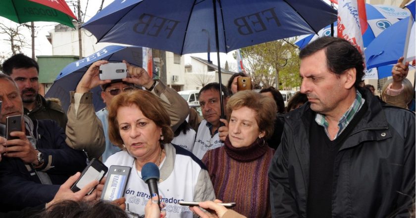 En la previa del día del maestro, los docentes le pidieron a Vidal la cláusula gatillo y juntan firmas por la emergencia alimentaria