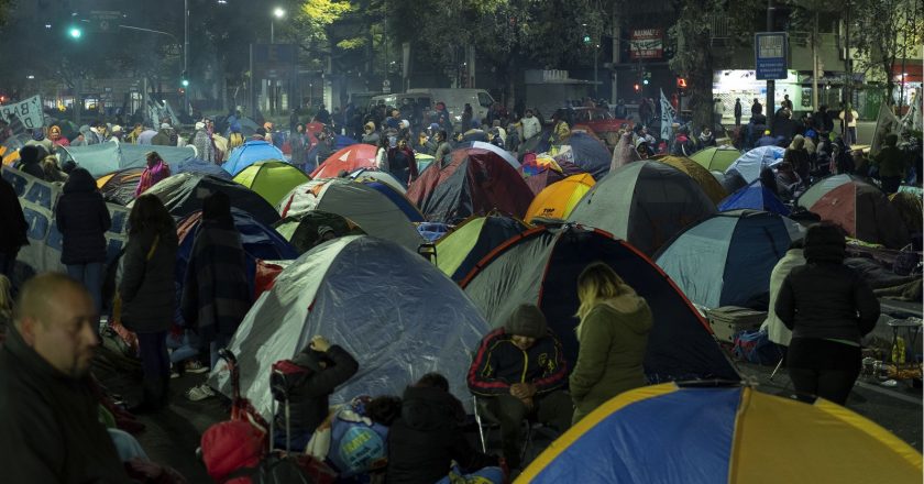 Las organizaciones sociales pasaron la primera noche de acampe y Sica dice que lo «sorprende» la protesta