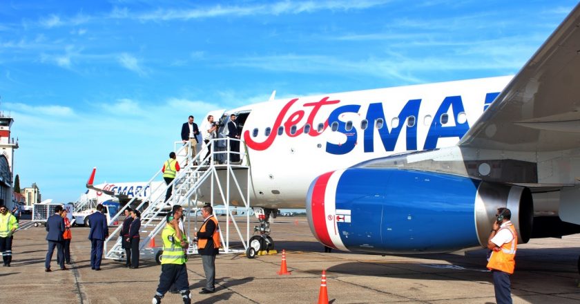La crisis llega a las low cost y JetSmart amaga con cancelar rutas y llevarse aviones