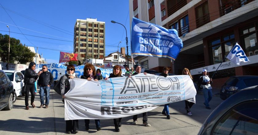 Sin certezas sobre el pago, los docentes de Chubut extenderán el paro otra semana