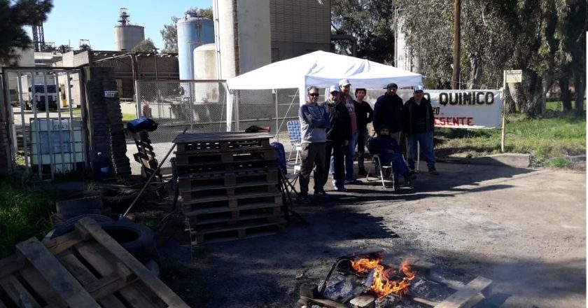 Deudas salariales, despidos y acampe en la química Cloretil