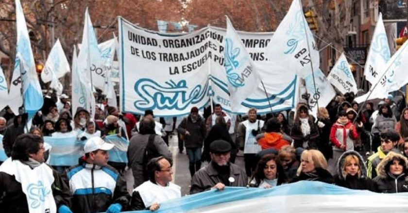 Mendoza multó a los gremios y organizaciones sociales por cortar la calle y por «contaminación sonora»