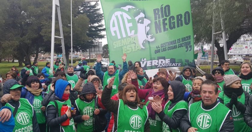 Los estatales rionegrinos van al paro por 48 horas en reclamo de paritarias