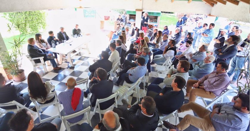 Kicillof prometió reactivar la industria del turf y se llevó al apoyo de los gremios de la actividad