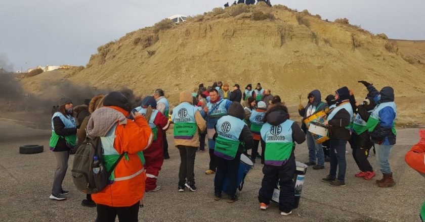 Crisis sin fin en Chubut: estatales bloquearon la salida de combustible de YPF hasta que Arcioni prometió recibirlos