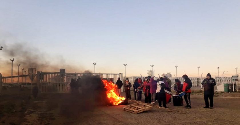 Estatales y docentes bloquean el ingreso a Aluar en puerto Madryn para que Arcioni y Macri solucionen el conflicto de Chubut