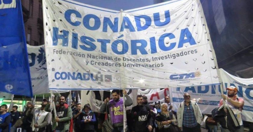 El Gobierno los dejó al margen y los docentes universitarios lanzan otro paro en reclamo del bono de 5 mil pesos