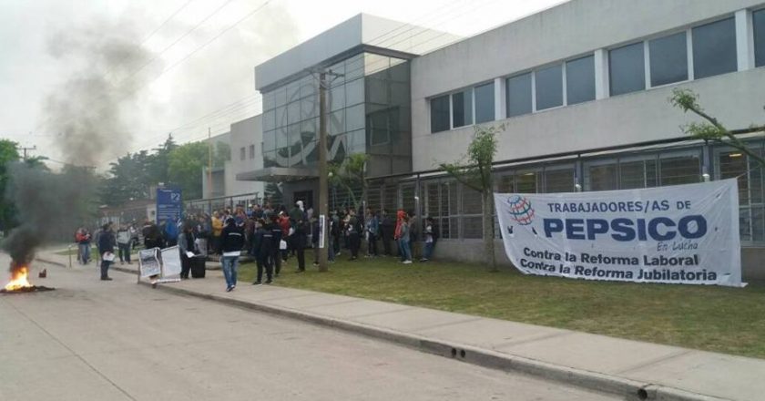 Trabajadores de Pepsico salieron a denunciar una reforma laboral de hecho en la planta de Mar del Plata