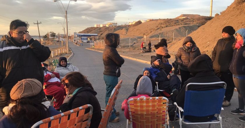 Docentes bloquean la playa de combustible de YPF y vuelve a crecer la tensión en Chubut