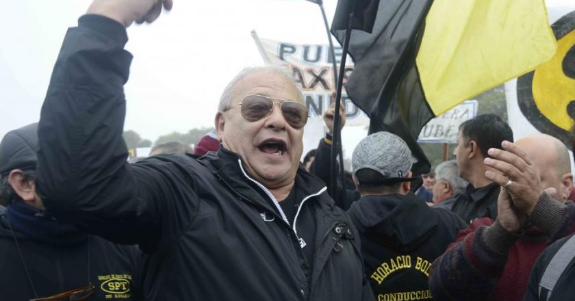 Los taxistas rosarinos convocan a una asamblea para intentar expulsar al Secretario General