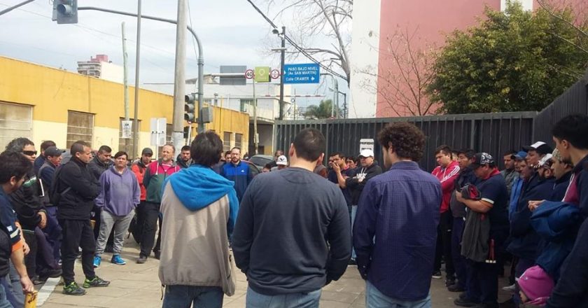 Kimberly-Clark anuncia el cierre y sus 200 trabajadores ocupan la planta de Bernal