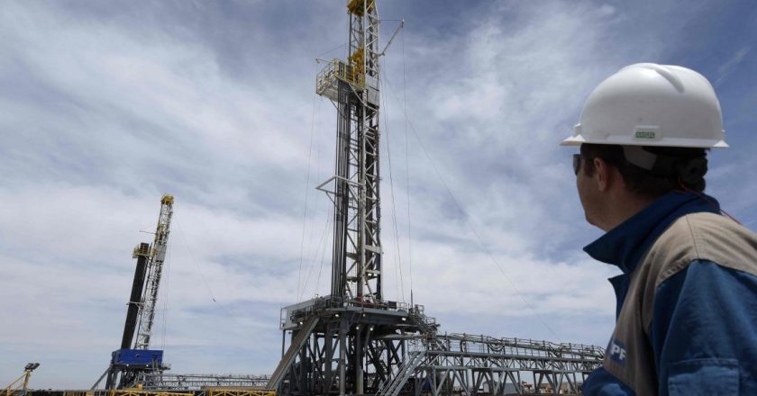 Por el congelamiento, las operadoras bajan equipos y los petroleros ya hablan de 850 despidos en Chubut