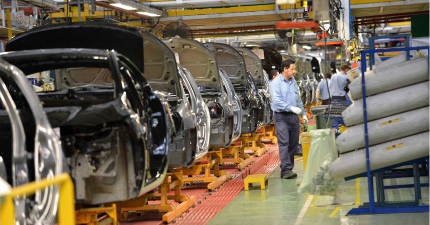 La debacle automotriz no cesa y Renault despidió 37 operarios de su planta de Córdoba