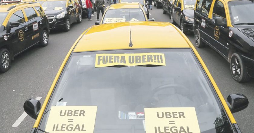Los taxistas lanzan protestas y denuncian que Uber y Cabify destruyeron 10 mil puestos de trabajo