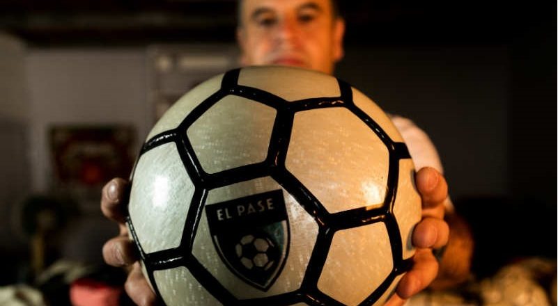 Presos se cooperativizan y forman una fábrica de pelotas para conseguir ingresos